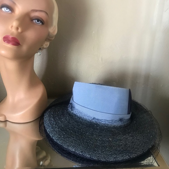 OUTSTANDING 1940s\' TWO TONE BLUE STRAW WIDE BRIM HAT WITH GROSGRAIN TRIM & VEIL